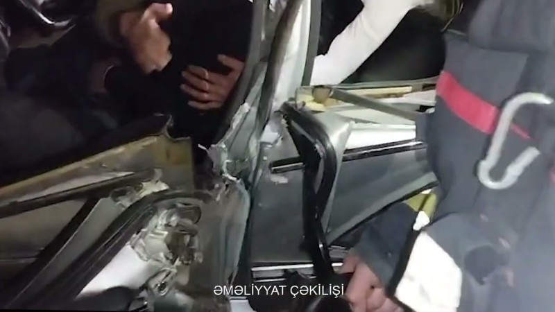 Mersedes Chevroletlə toqquşdu - 1 nəfər avtomobildə sıxılı vəziyyətdə qaldı